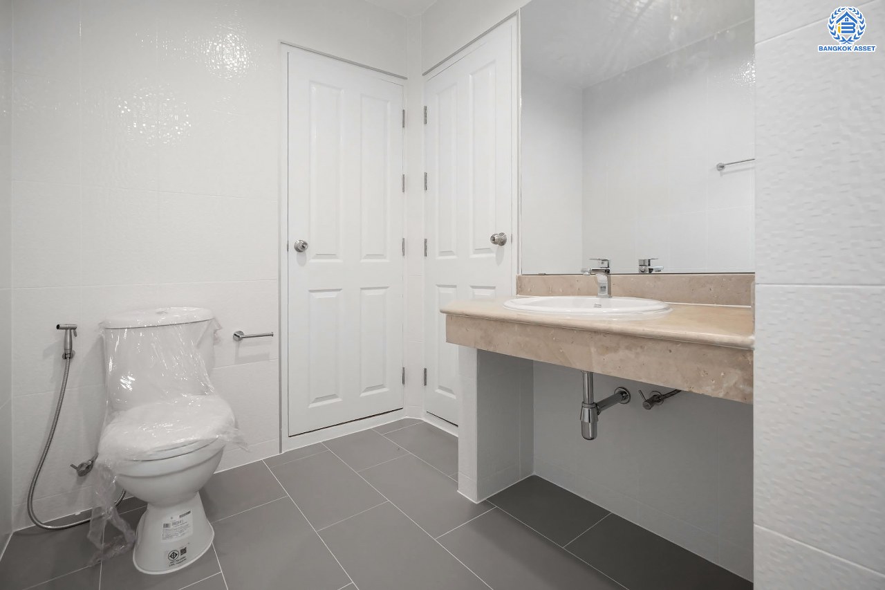 บ้านมือสองตกแต่งใหม่ โครงการ มณธานี บางแค หลังมุม ดีไซน์หรูหรา เนื้อที่ 66.6 ตร.ว. ฟังก์ชัน 3 ห้องนอน 3 ห้องน้ำ จอดรถได้ 2 คัน บนทำเลเดินทางสะดวก เชื่อมต่อหลายเส้นทาง ใกล้เดอะมอลล์บางแค ทางด่วน "กาญจนาภิเษก" และรถไฟฟ้า "สถานีหลักสอง"